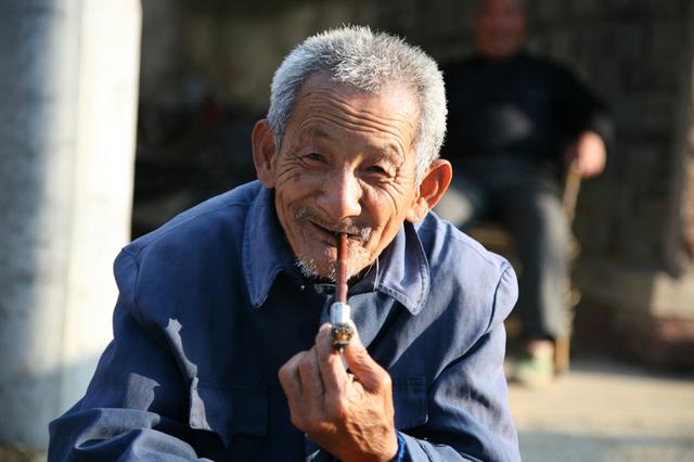 六十多岁的李老汉是村里出了名的老实人,为人厚道,不与人争,但他的