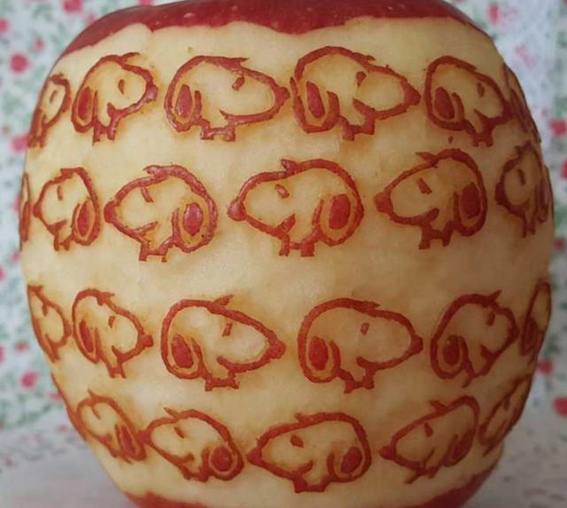 牛人用苹果雕刻出你最爱的卡通角色!