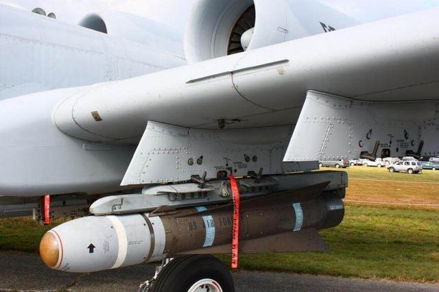 被美军120架a-10攻击机发射的mk20"石眼"集束炸弹所击中,这些部队