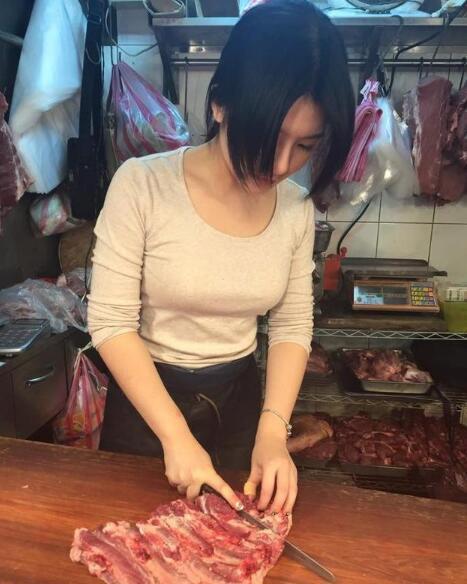 女人打架太可怕,抓住头发不松手,我还是上去劝架吧