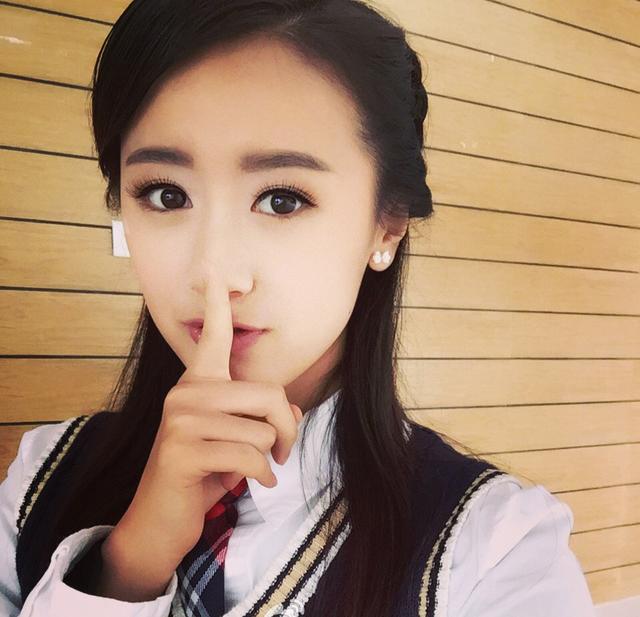 袁冰妍在《白衣校花与大长腿》饰演白衣校花阮清恬,清纯而不失灵气