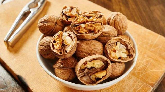 一,润肠通便 经常吃核桃对肠燥引起的便秘有很好的缓解作用.