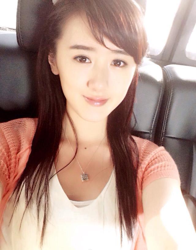 袁冰妍在《白衣校花与大长腿》饰演白衣校花阮清恬,清纯而不失灵气