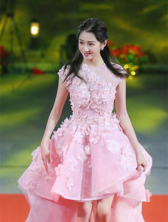 关晓彤晒游客照这衣服好像是为她量身定做的