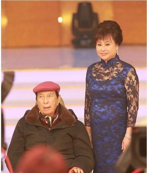 邓咏诗离开赌王后转身嫁初恋她如今怎样了