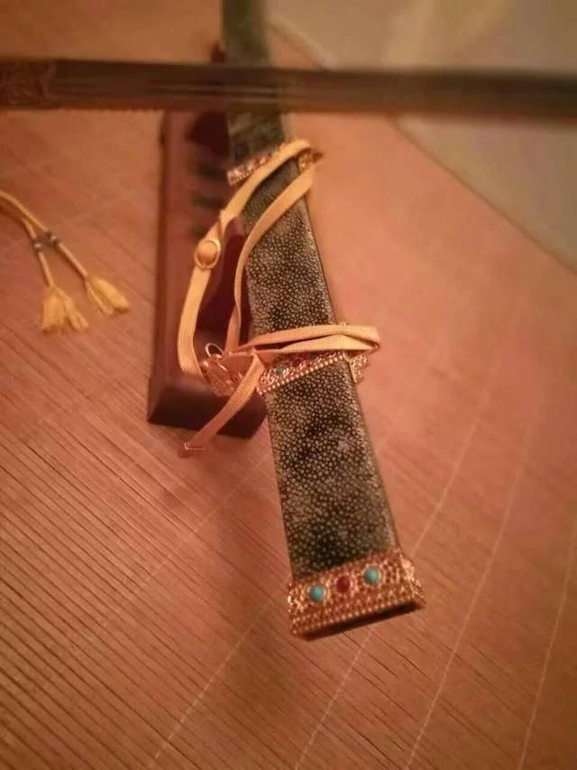 此刀为乾隆御用大阅刀是目前级别最高的皇帝佩刀价值无法估量