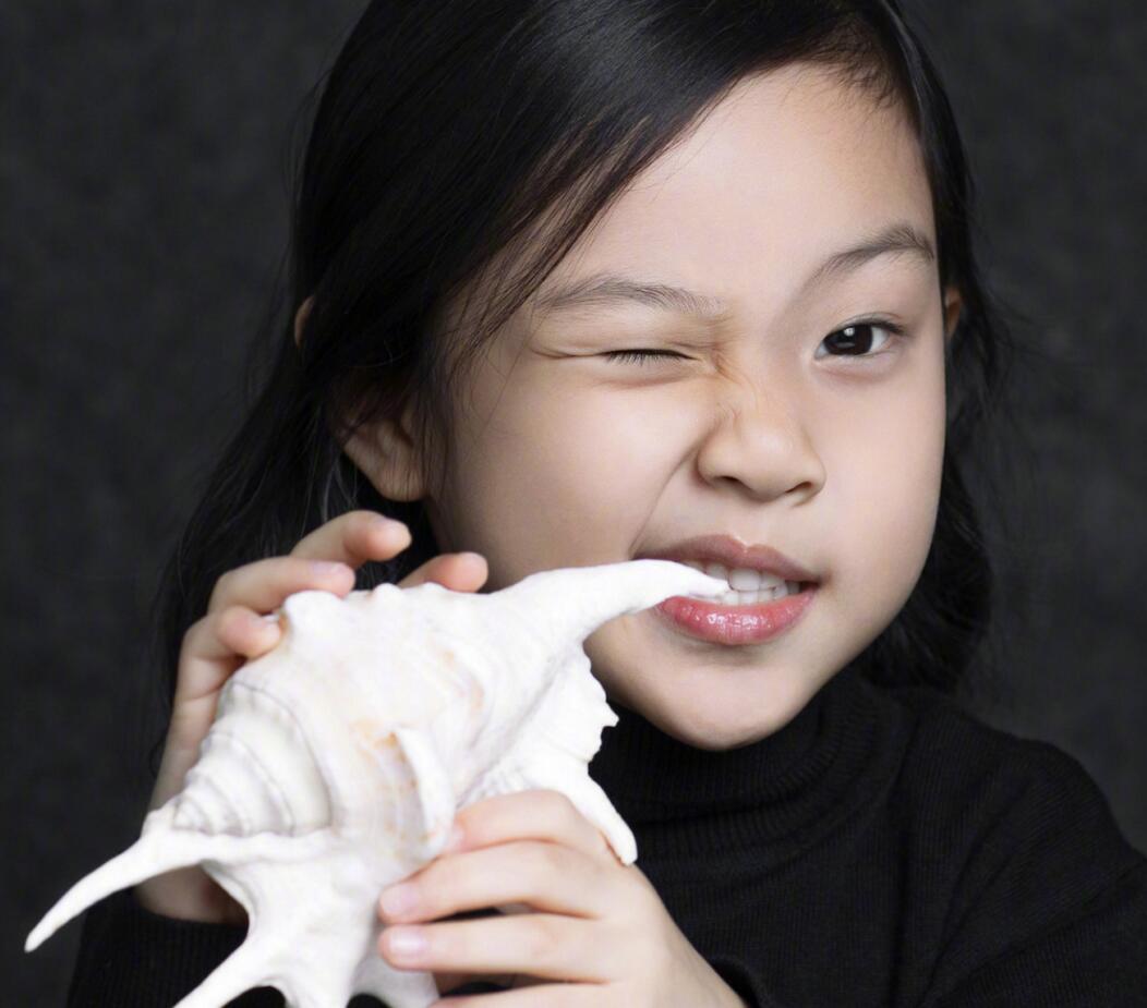 贾乃亮发全家福为女庆生, 五岁的甜馨像极了李小璐