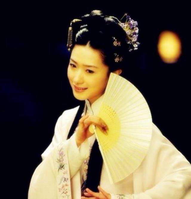 说到这里,杨孜一抹眼角的泪花,拉住女子的手:"其实,这几天我一直在愁