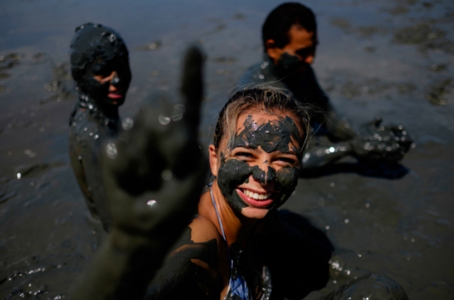 黑泥石油甚至巧克力都能用来泡澡人们的想象力真惊人