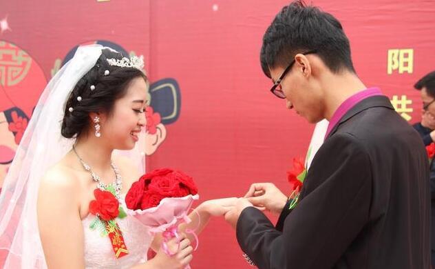 �ܵ�Ȣ�׵��죬�ڻ����Ͽ���Ů���ĸ�ĸ����˲����ը