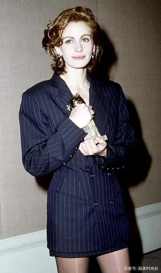 大嘴甜心艾玛罗伯茨生子,一米五身材太单薄,靠穿搭打造超模比例