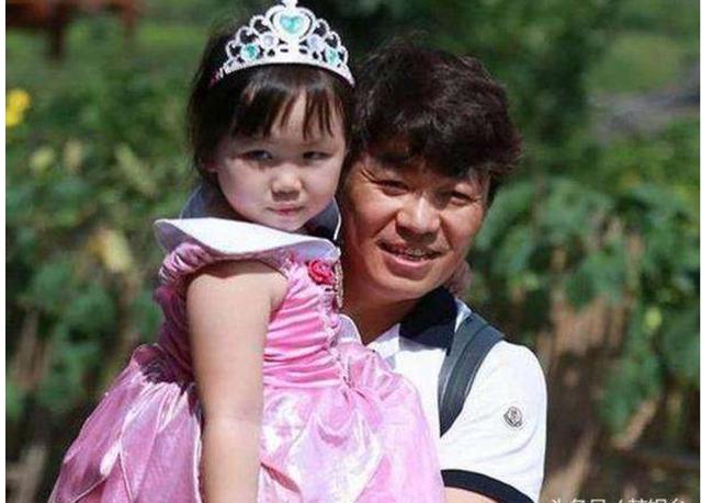 而中青代明星的子女又再次复制了他们的模样,比如王宝强的女儿,宝宝的