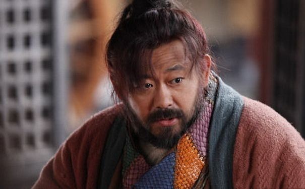 党进出身微寒,本是儿皇帝石敬瑭妹夫杜重威的家奴,杜重威被杀后,因