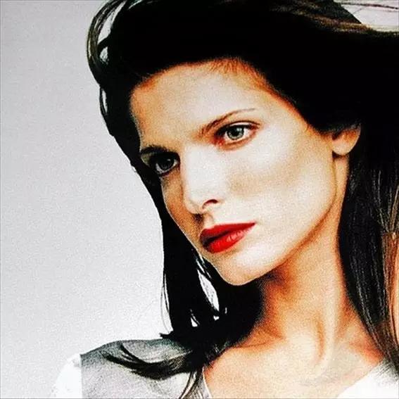 就会红的格外的迅速,当年范思哲重用的模特也会走红的很快,stephanie