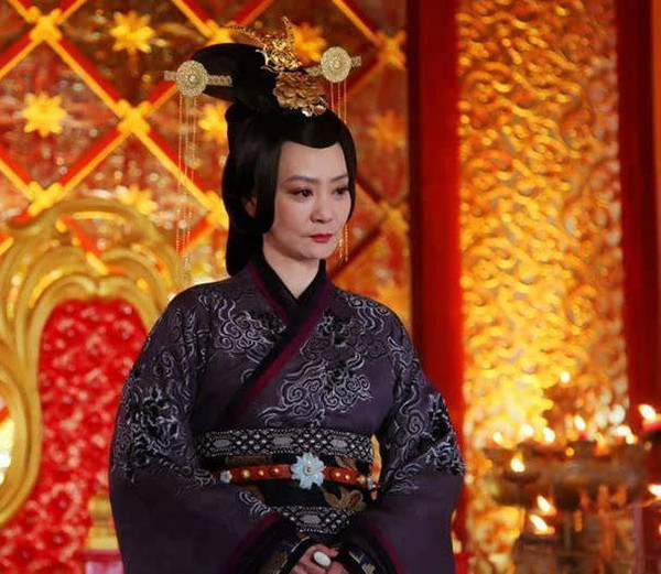 陆令萱知道后,马上收穆黄花为养女,穆黄花对高纬和陆令萱的关系心知肚