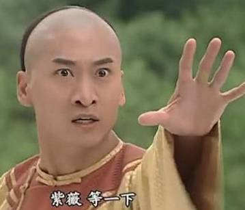起因尔康叫紫薇等一下那一幕,那个大鼻孔让人印象深刻,从而引发恶