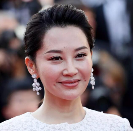 50岁许晴近照无修图曝光，皮肤暗沉，网友:像刘晓庆!