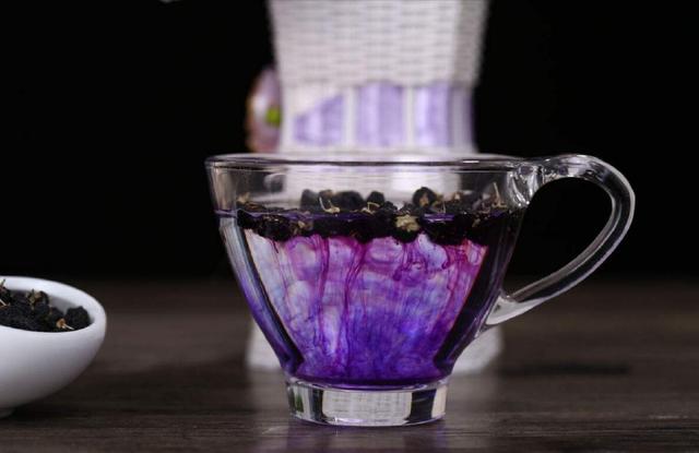 黑枸杞冲泡时该用热水还是冷水?很多人搞错了