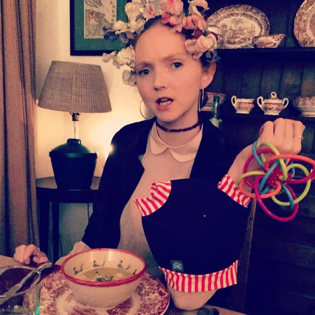 (陪孩子玩闹的lily cole)