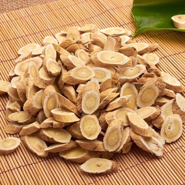 用黄芪泡水喝好处多,炖鸡汤、熬粥、泡茶